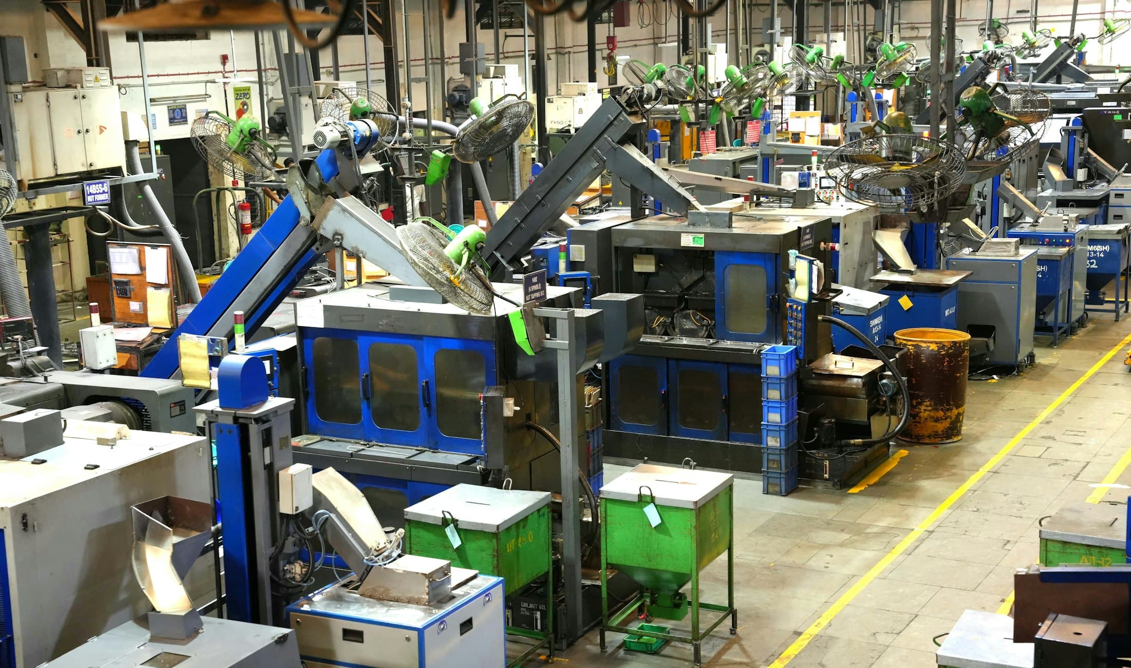 Línea de producción automatizada en una planta industrial